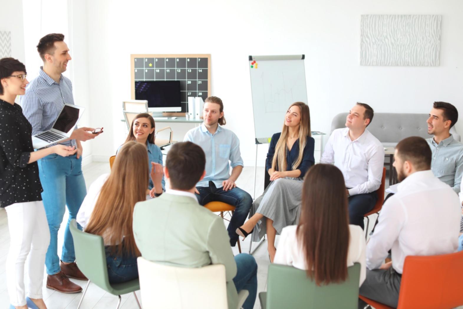 Führungskraft bei der Analyse von Finanzdaten